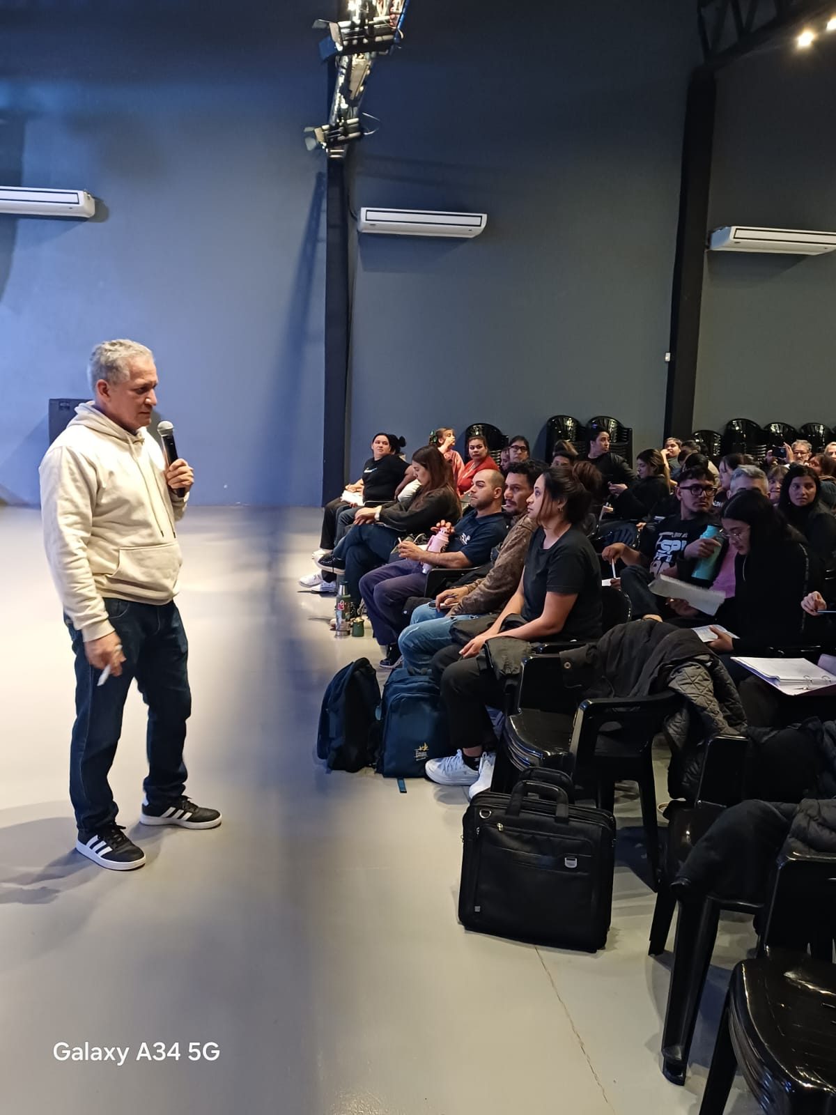 Estudiantes durante una clase presencial